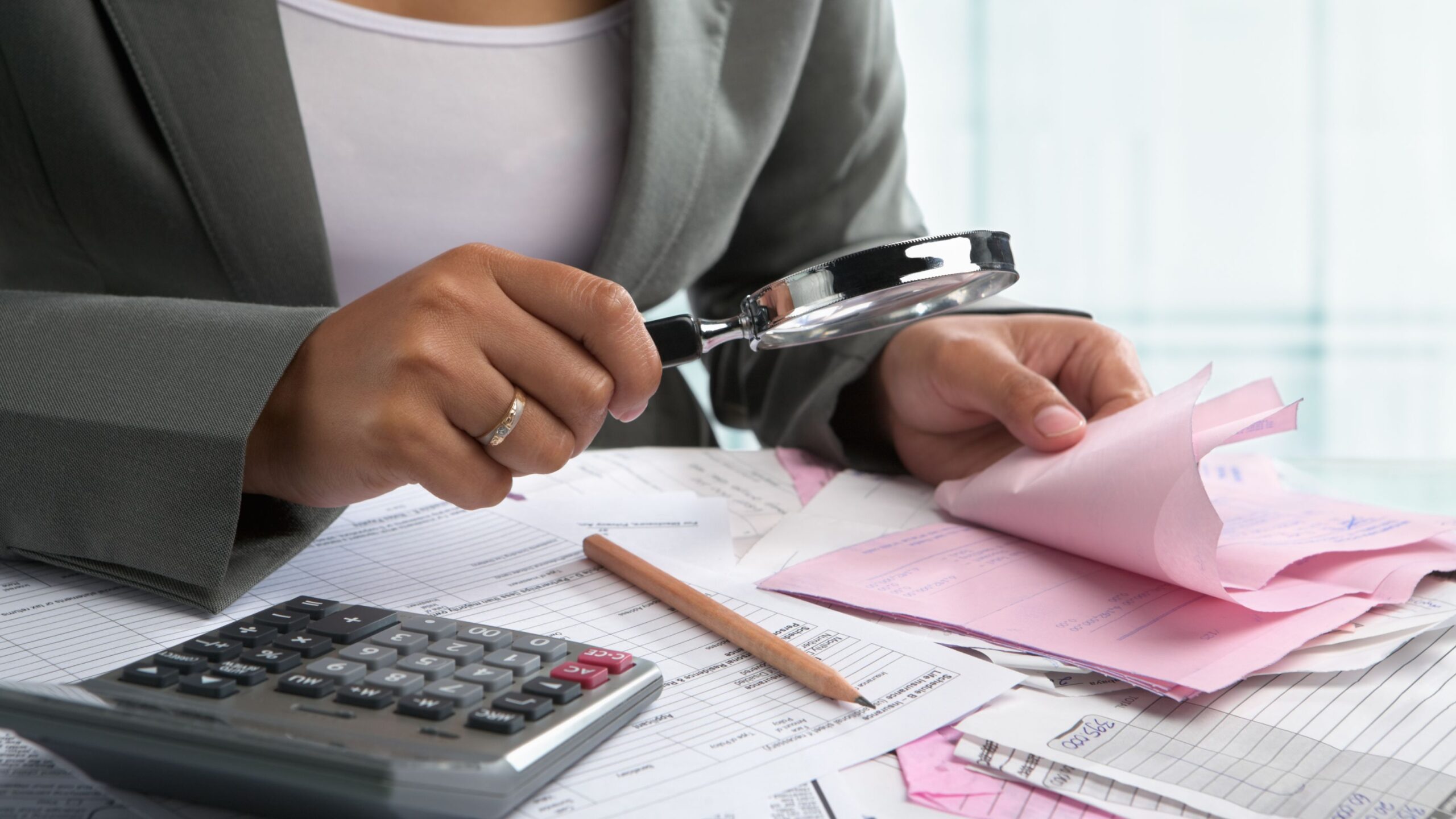 Los cargos ocultos en tu factura de la luz: cómo detectarlos y eliminarlos