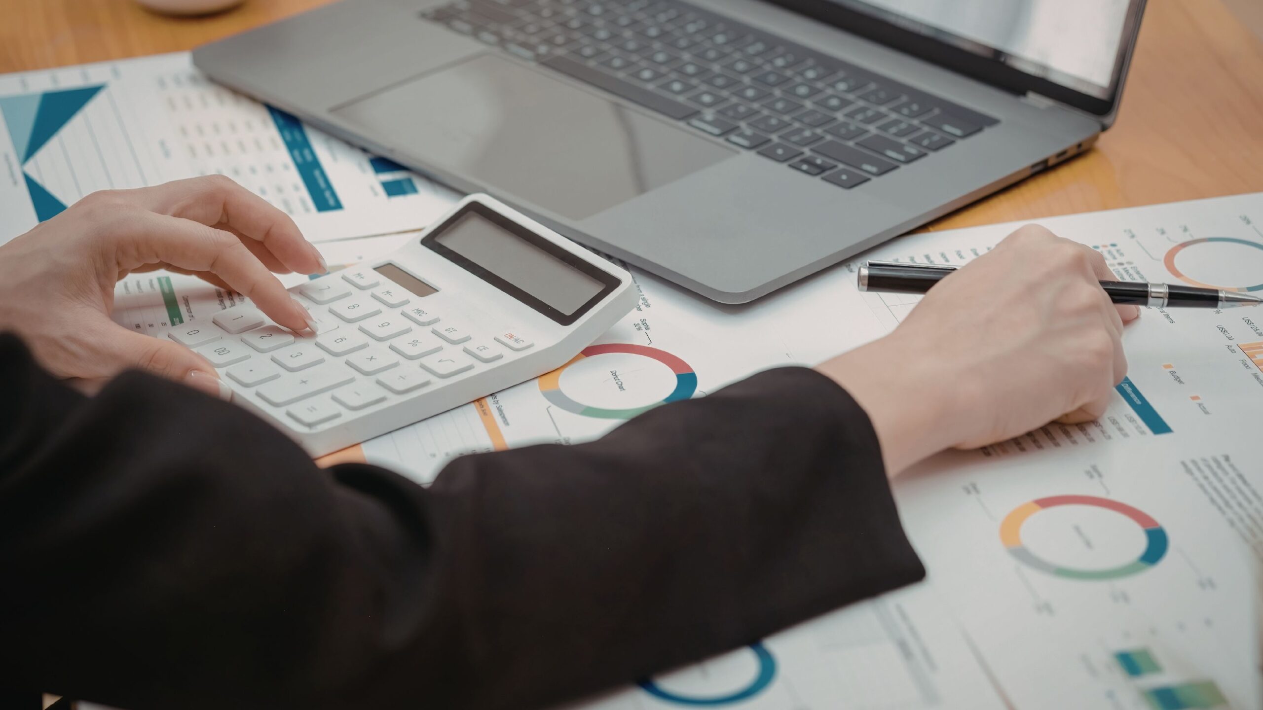 Cómo reducir la factura energética de tu empresa tras el cierre anual (sin afectar a tu productividad)